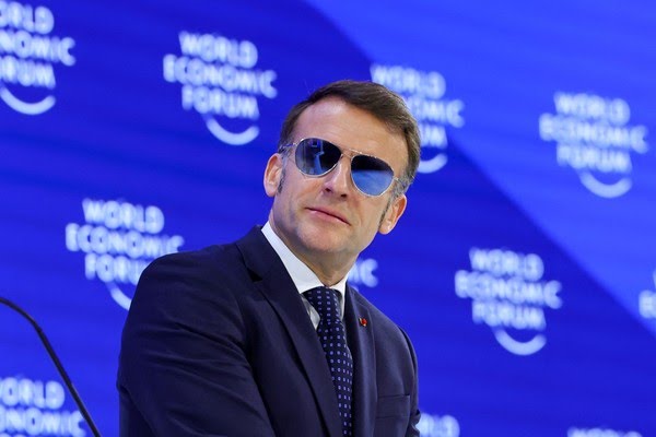 Em discurso em Davos, Macron aparece de óculos escuros e critica “lei do mais forte” em meio a tensões internacionais