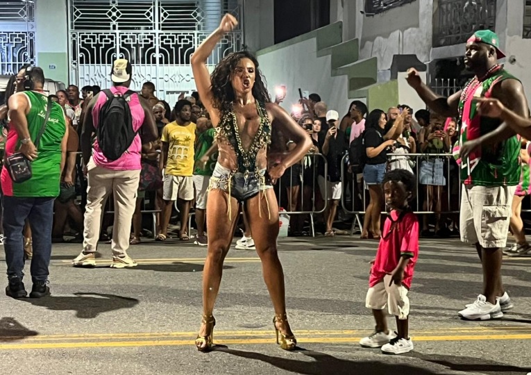 Enfeitiçada ! Mangueira faz ensaio de rua com excelência e garra dos quesitos para o Carnaval 2026